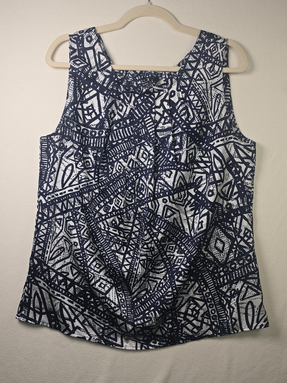 CHAUS WOMENS TOP BLOUSE SLEEVELESS NAVY CREAM PRINT SILKY SQUARE PLEATED NECK 12